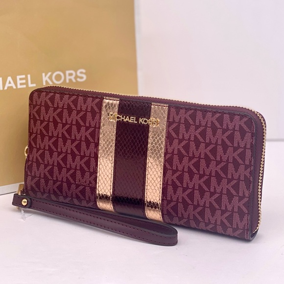 Michael Kors Jet Set Travel Large Signature
Logo and Metallic Continental Wallet - Picture 4 of 11